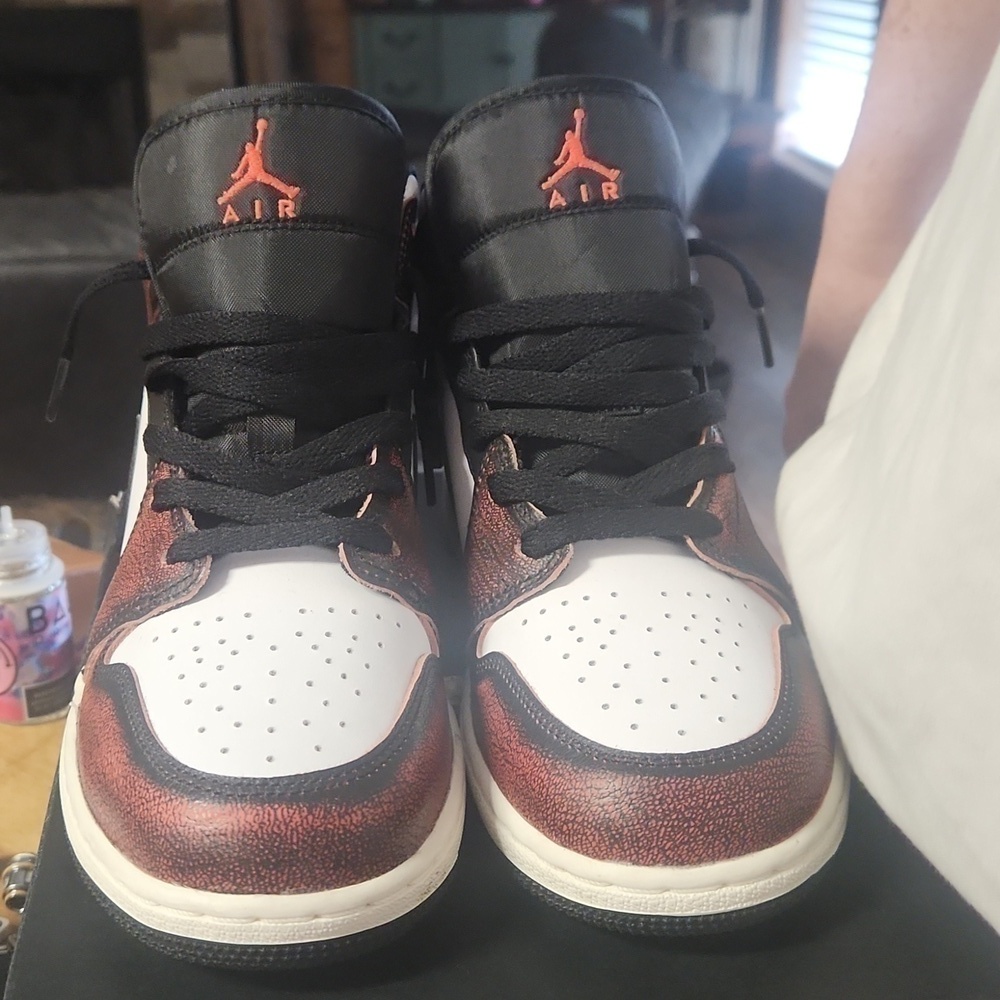 Boys Size 7Y Jordan One Bloodline Sneakers